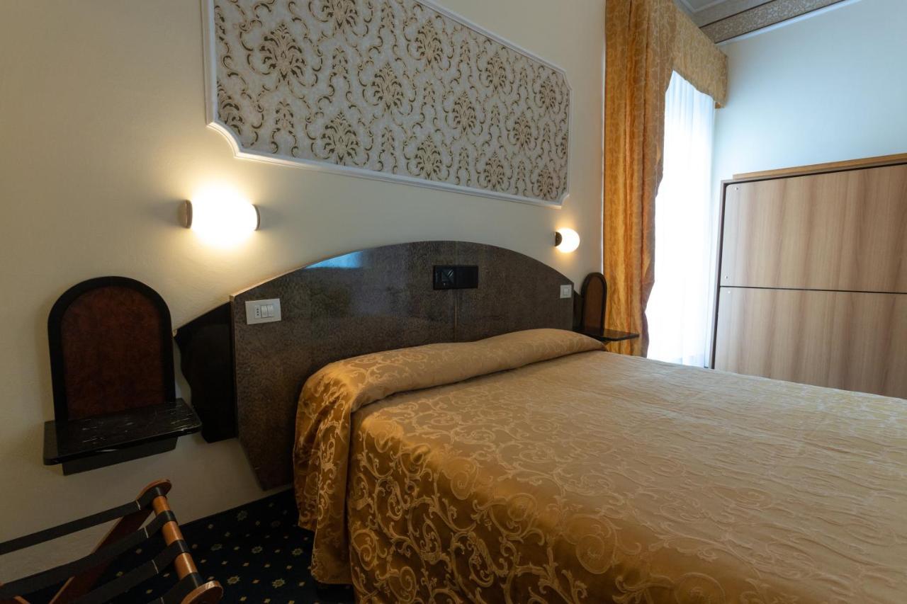 Hotel River Fronte Mare Con Piscina Rimini Exterior foto
