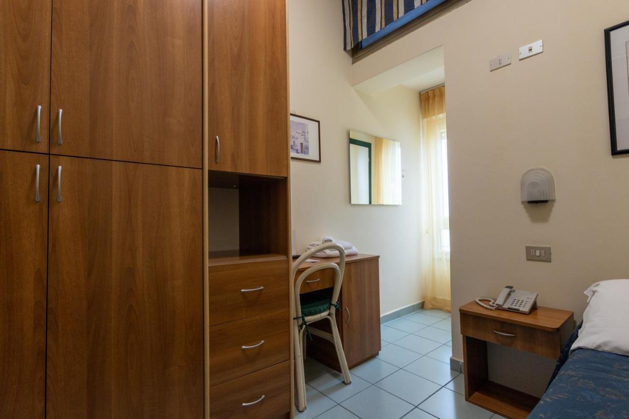 Hotel River Fronte Mare Con Piscina Rimini Exterior foto