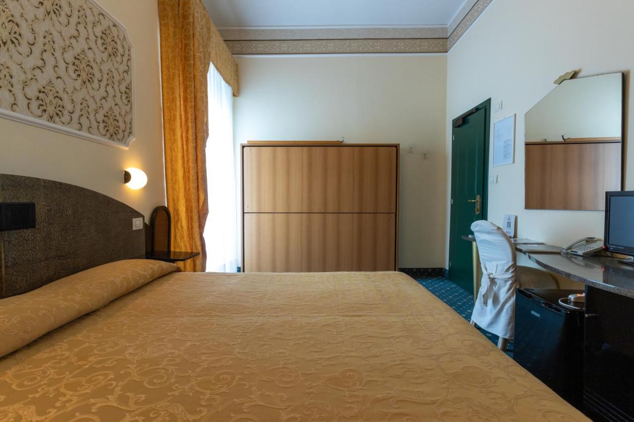 Hotel River Fronte Mare Con Piscina Rimini Exterior foto