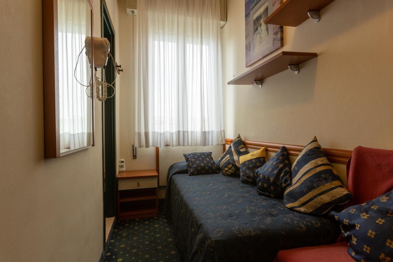 Hotel River Fronte Mare Con Piscina Rimini Exterior foto