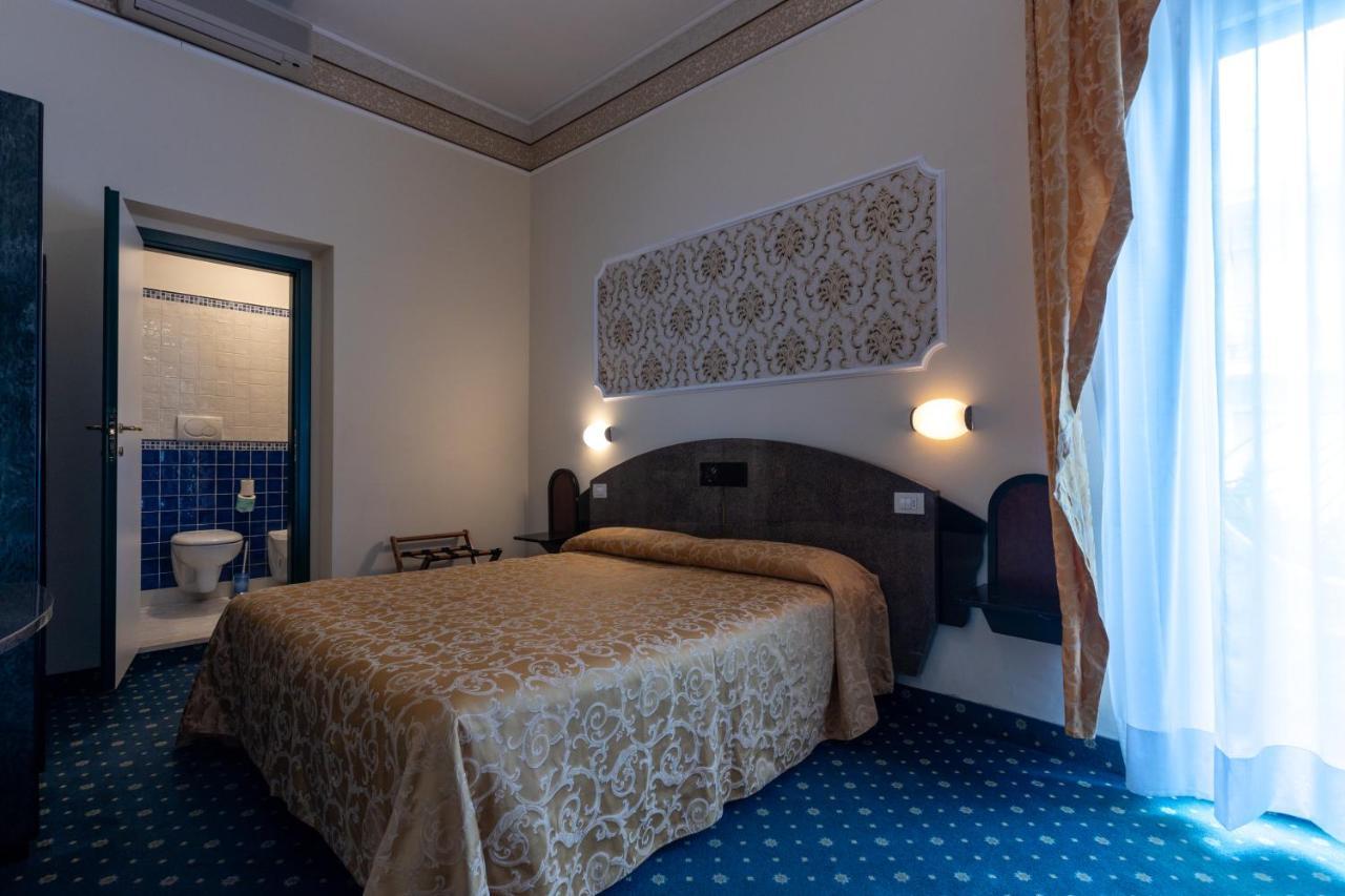 Hotel River Fronte Mare Con Piscina Rimini Exterior foto