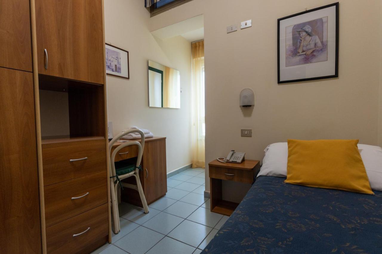 Hotel River Fronte Mare Con Piscina Rimini Exterior foto