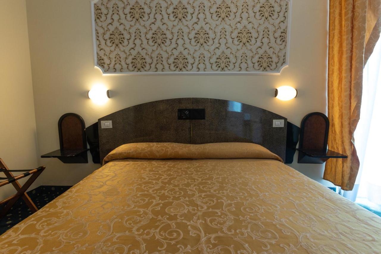Hotel River Fronte Mare Con Piscina Rimini Exterior foto