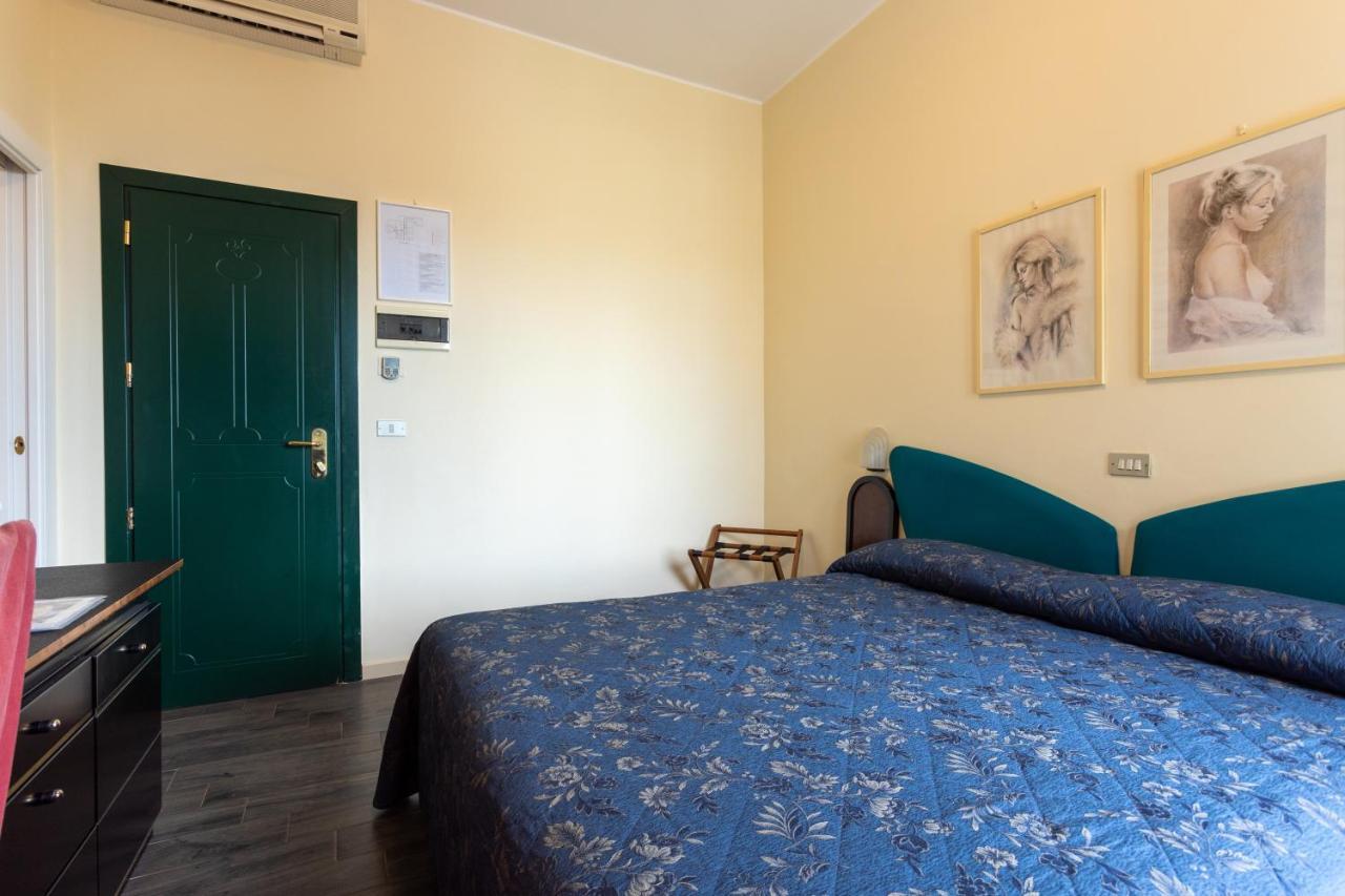 Hotel River Fronte Mare Con Piscina Rimini Exterior foto
