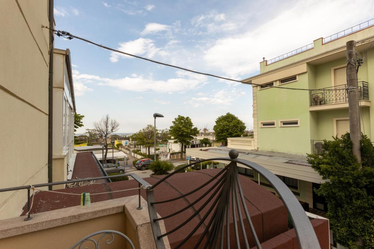 Hotel River Fronte Mare Con Piscina Rimini Exterior foto