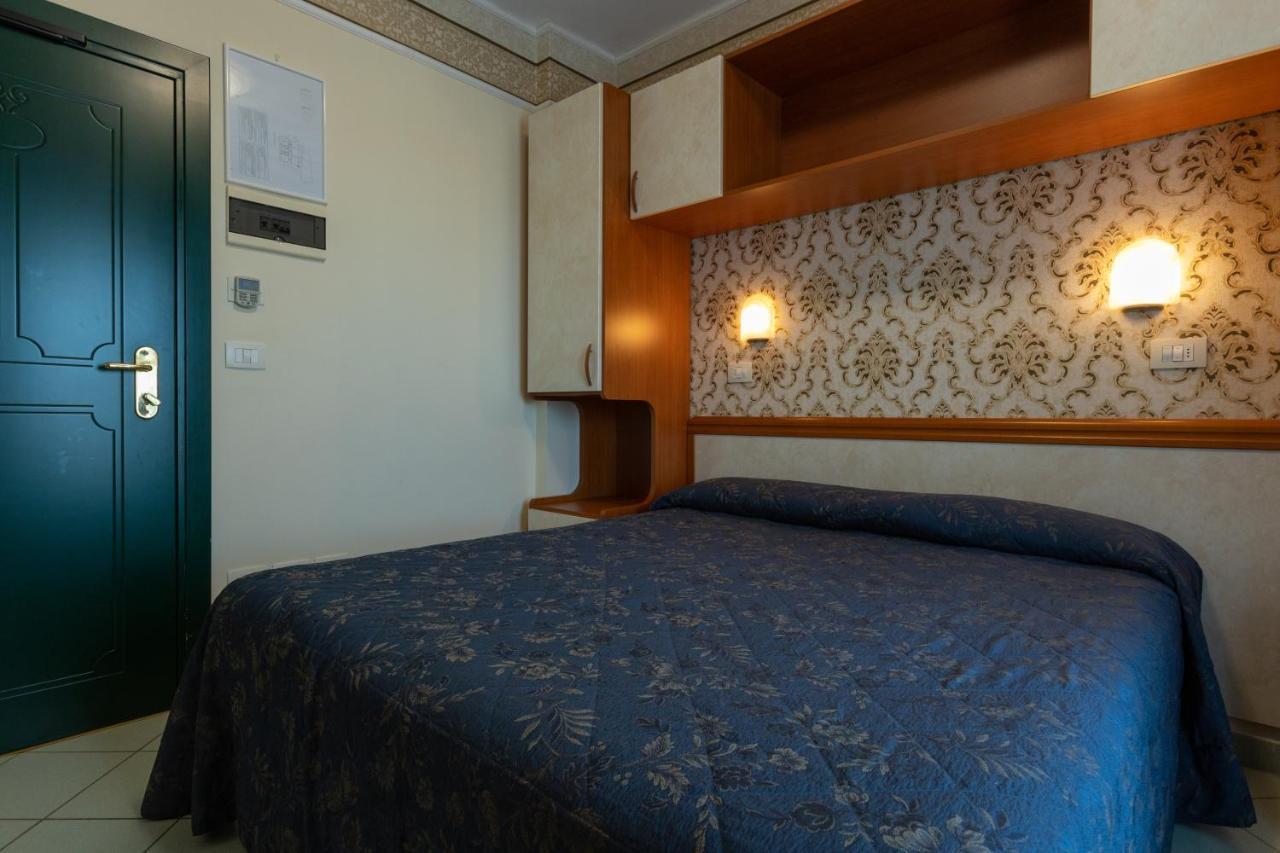 Hotel River Fronte Mare Con Piscina Rimini Exterior foto