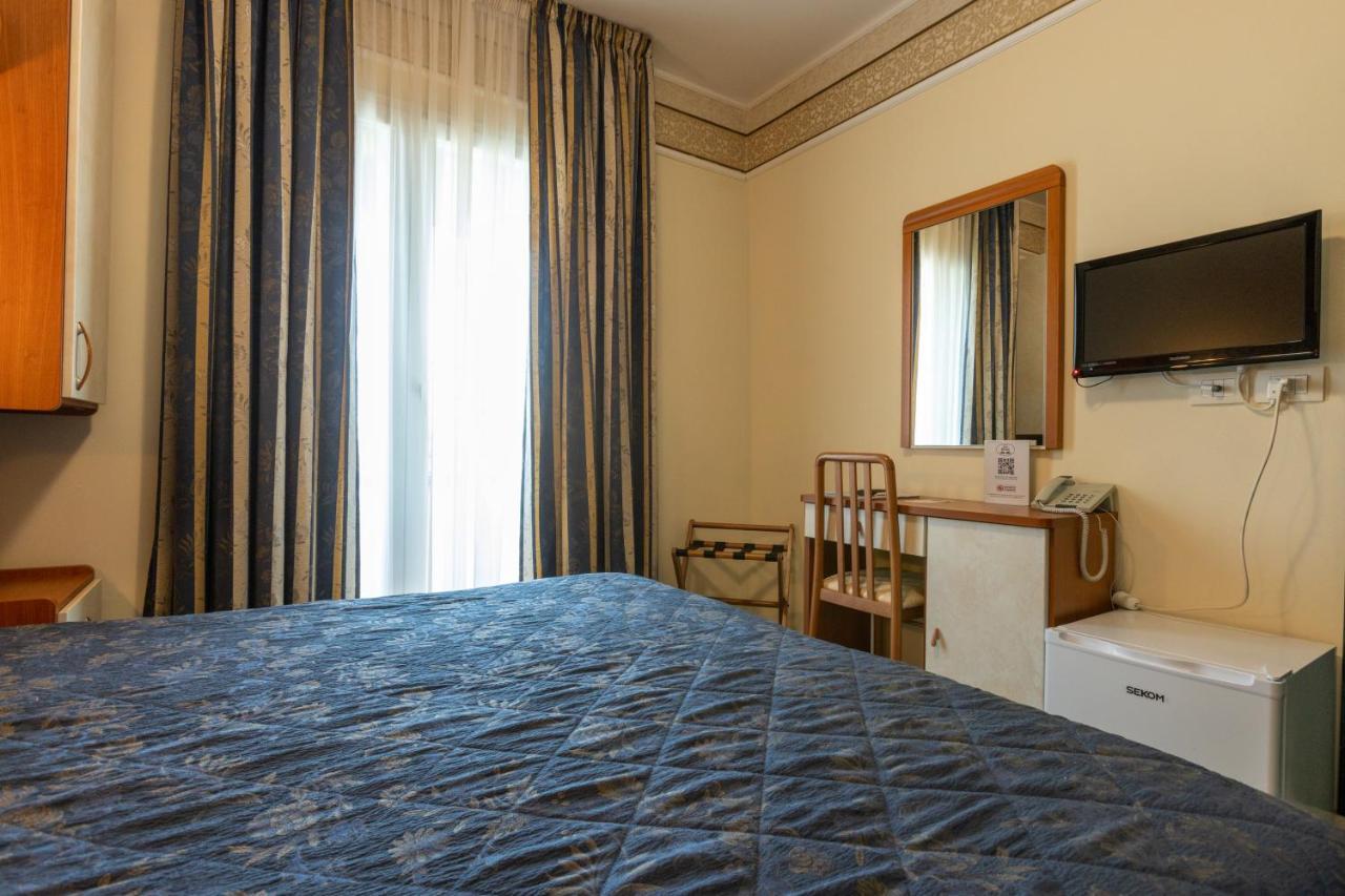 Hotel River Fronte Mare Con Piscina Rimini Exterior foto