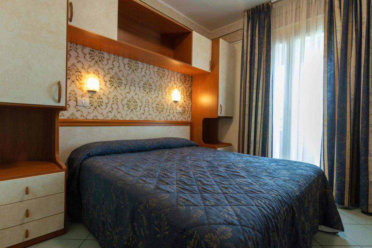 Hotel River Fronte Mare Con Piscina Rimini Exterior foto
