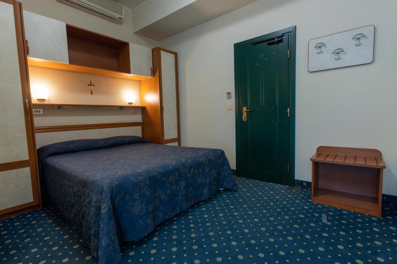 Hotel River Fronte Mare Con Piscina Rimini Exterior foto