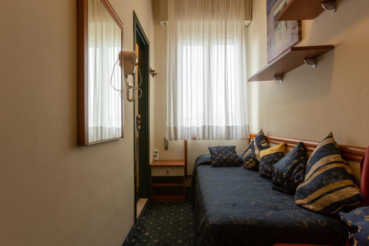 Hotel River Fronte Mare Con Piscina Rimini Exterior foto