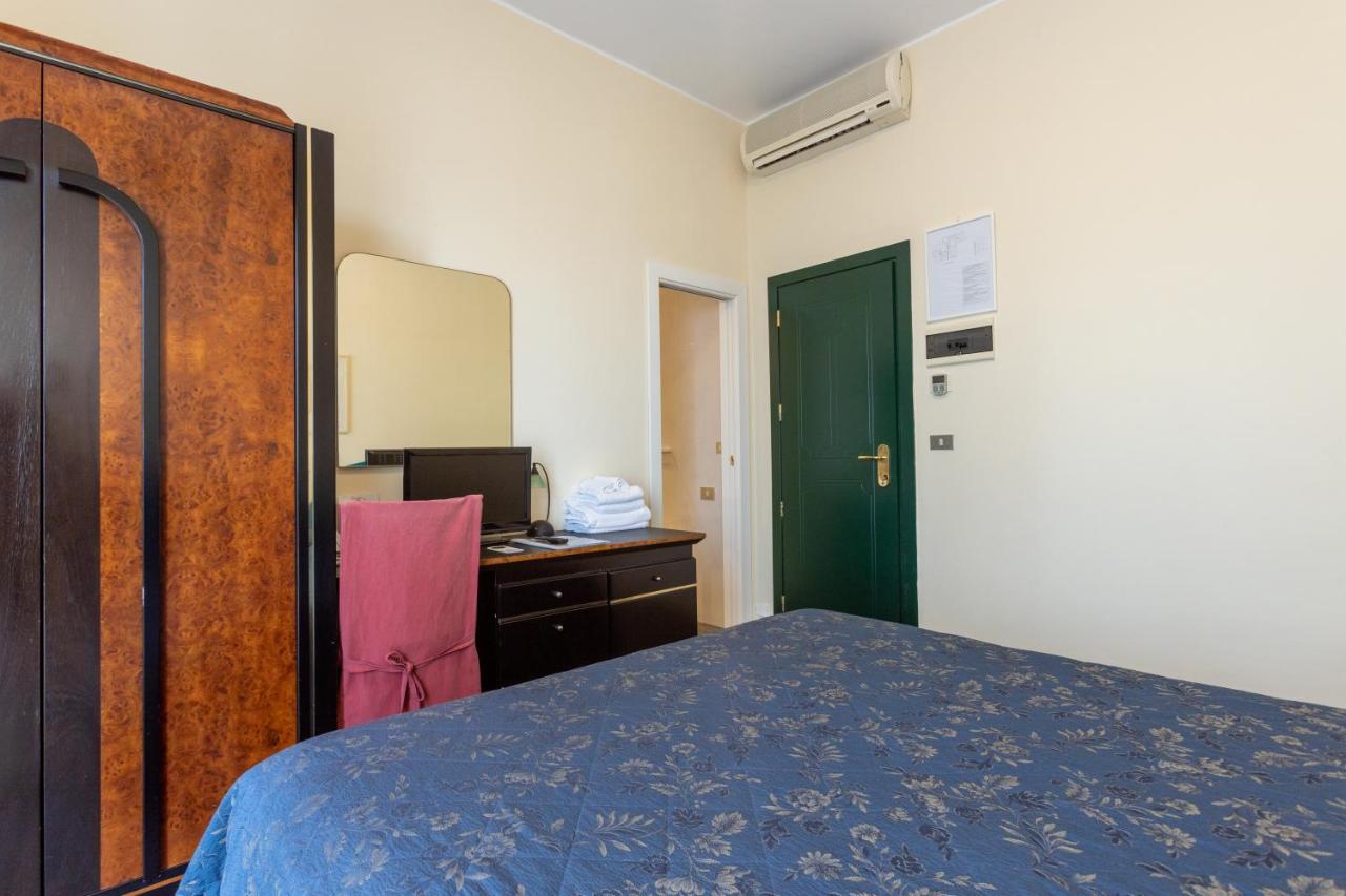 Hotel River Fronte Mare Con Piscina Rimini Exterior foto