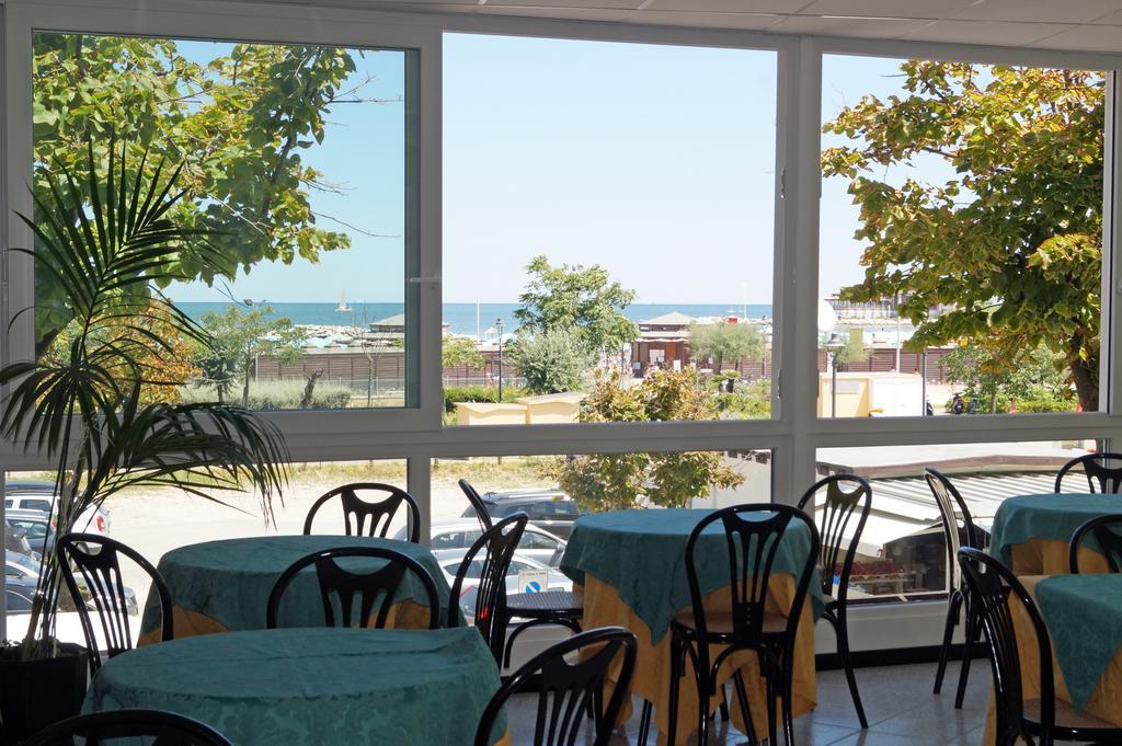 Hotel River Fronte Mare Con Piscina Rimini Exterior foto